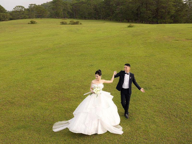 Cặp đôi lãng mạn chụp ảnh cưới giữa cánh đồng hoa cẩm tú cầu tím biếc.